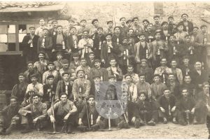 Grupo de mineros frente al Pozo Rafael